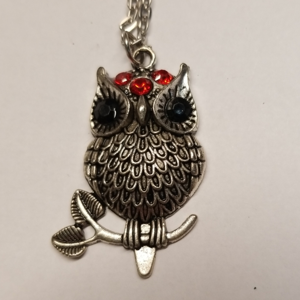 🧨 Silver owl necklace with ruby and onyx crystals